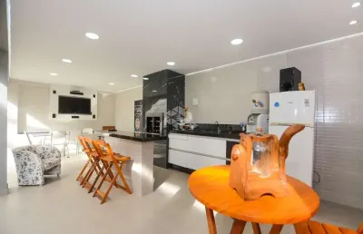 Casa residencial no bairro forquilhas, em são josé, sc, mobiliada, com 160m² privativos, 03 dormitórios sendo 02 suítes, e 05 vagas de garagem.