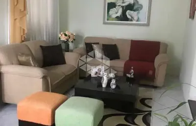 Casa residencial no bairro barreiros, em são josé, sc, com amplo quintal, churrasqueira, 03 dormitórios, sendo 01 suíte, e 04 vagas de garagem.