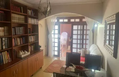 Casa no bairro roçado, são josé, sc, 03 dormitórios, 01 suíte, 05 vagas de garagem.