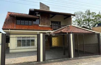 Casa com 3 quartos sendo 1 suíte e 4 vagas de garagem no bairro serraria em são josé/sc