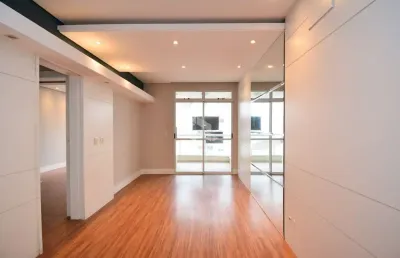 Cobertura duplex com 3 quartos sendo 3 suítes e 1 vaga de garagem no bairro coqueiros em florianópolis/sc