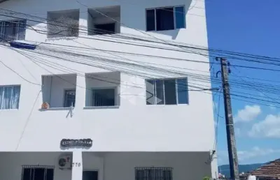Prédio residencial localizado no bairro barreiros, em são josé, sc, com 07 apartamentos, 02 dormitórios cada  e 07 vagas de garagem