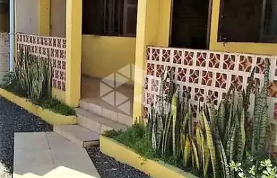 Cidreira - casa no centro com 5 (cinco) dormitórios, garagem 3 carros e estacionamento 6 carros.