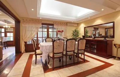 Casa à venda com 4 suítes, totalmente mobiliada na chácara das pedras.