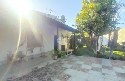 Casa ampla de 3 dormitórios sendo 1 suíte. garagem coberta 2 carros. pátio frente e fundos.