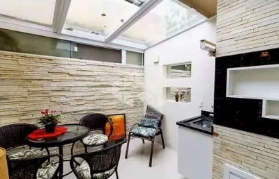 Sobrado em condomínio fechado de 3 quartos com 108m² no bairro partenon