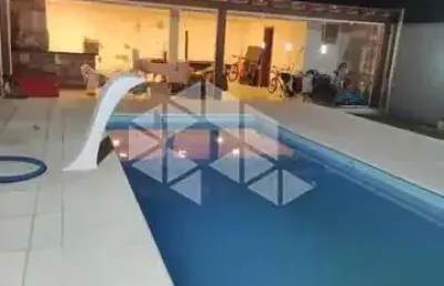 Casa com piscina e 03 dormitórios sendo 01 suíte no bairro maria regina em alvorada.