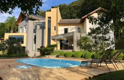 Casa em condomínio com 4 quartos, sendo 3 suítes na linha 40