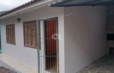 Casa em condomínio com 2 quartos, área de serviço, cozinha e sala conjugada, gargem