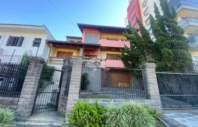 Casa três andares com 407 m² privativos no bairro colina sorriso.