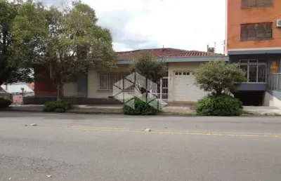 Casa de alvenaria de esquina com 4 dormitórios , com 440m² excelente localização no bairro lourdes