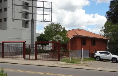 Casa de 186m² com 2 pisos e 600m² de terreno em área nobre da cidade.