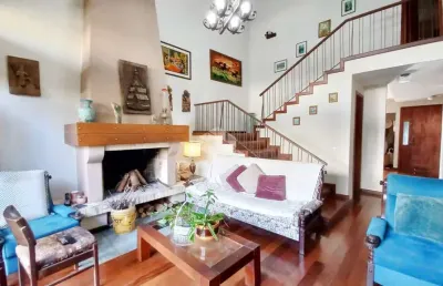 Casa de 5 dormitórios  na avenida monte cristo, com 284 metros construídos.