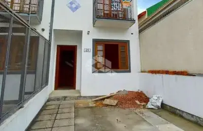 Casa sobrado no  guarujá, 2 suítes, pátio e terraço amplo
