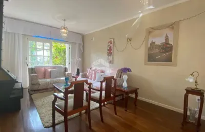 Casa de 04 dormitórios e 02 vagas com 250m² no bairro partenon