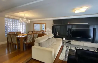 Casa com 04 dormitórios e 03 vagas com 230m² no bairro nonoai