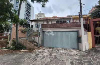 Ampla casa com 4 dormitórios no bairro jardim do salso 4 vagas na garagem e piscina termica.