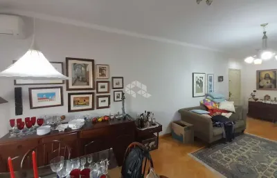 Apartamento dois dormitórios, com gabinete e vaga coberta ao lado do parcão