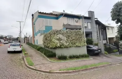 Casa com 3 dormitórios, suíte e living com lareira e pátio de 50m metros