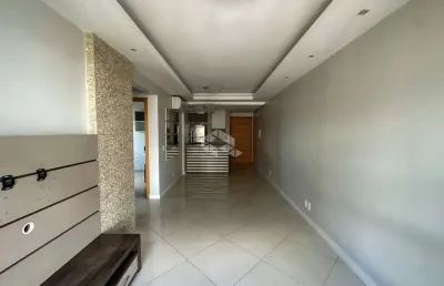 Excelente apartamento semi mobiliado de 2 dormitórios, sendo 1 suíte, desocupado, 67m² de área privativa e 1 vaga de garagem coberta e escriturada