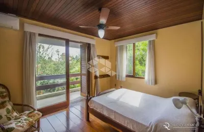 Casa com 3 dormitórios, sendo 2 suites e 2 vagas no bairro tres figueiras