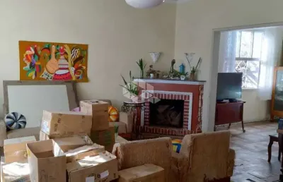 Casa com 04 dormitórios com 1 suíte, no bairro medianeira