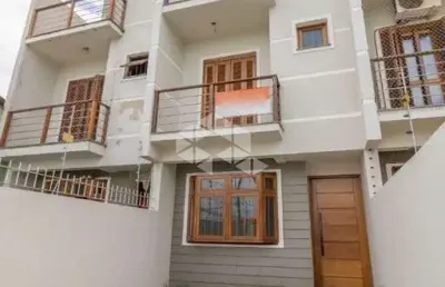 Casa 3 dormitórios , 2 vagas, pátio com possibilidade de piscina