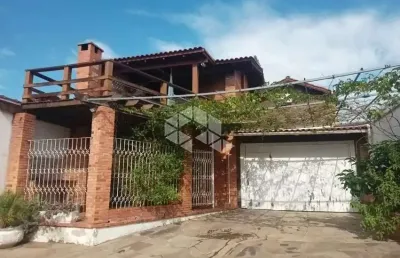 Casa ampla de frente para praça no bairro santa fé, em porto alegre.