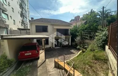 Residencia na parte nobre de higienóolis com 3 dormitórios, pátio amplo.