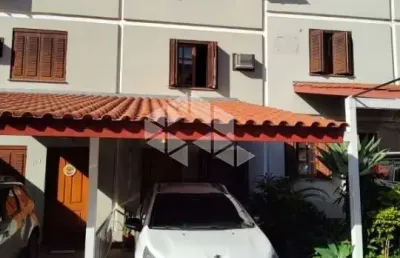 Aconchegante e bem localizada casa 03 dormitórios em condomínio fechado.