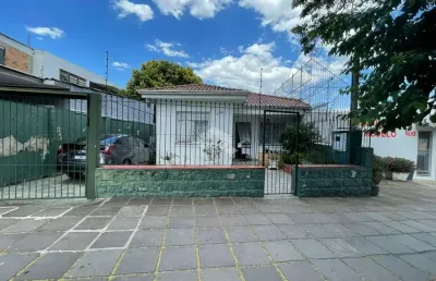 Ampla casa térrea no bairro cristal - 3 dormitórios - pátio com jardim, quiosque campeiro e vagas para veículos