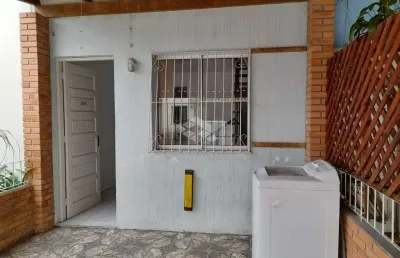 Casa tipo sobrado, com 2 dormitórios - 1 vaga de garagem na frente da casa - vila nova