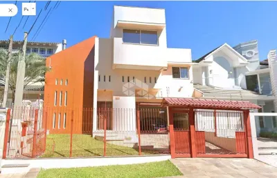 Casa diferenciada no bairro nonoai, 4 domitórios com ar condicionado, sendo 1 suíte master com closet, 3 vagas de garagem, pátio e piscina.