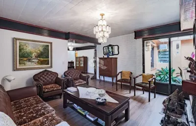Casa com 04 dormitórios, 04 suítes, 04 vagas de garagem no bairro cristal em porto alegre