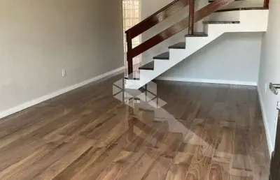 Excelente casa com 2 dormitórios, sendo 1 suíte,  lavabo, pátio com churrasqueira e amplo sótão (3. dormitório)+ escritório)