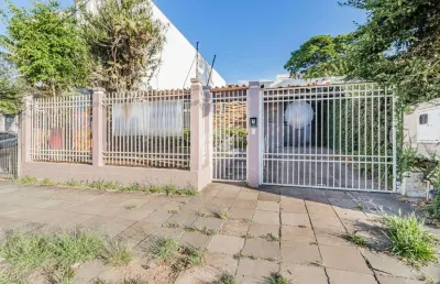 Casa térrea no coração do bairro tristeza, junto ao polo comercial da av. wenceslau escobar.