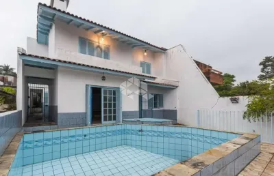 Casa 4 dormitórios com piscina, na divisa entre os bairros tristeza e vila conceição, sendo um local calmo, seguro, pátio e vista para o guaíba.