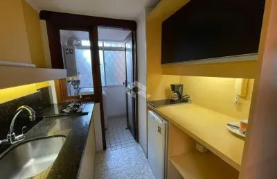 Apartamento mobiliado, com 2 dormitórios, 1 vaga de garagem escriturada, no coração da tristeza