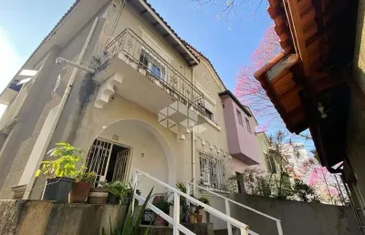 Casa de vila na aclimação, com 3 pavimentos, 4 quartos e 8 vagas de garagem.