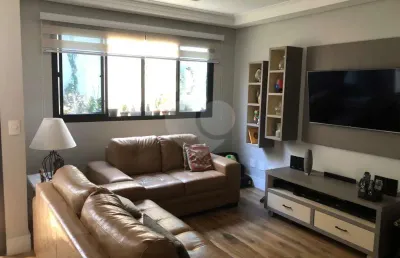 Casa em condomínio fechado, com 118m², 2 dormitórios, 1 suíte
