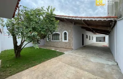 Casa a 800 metros da praia, com excelente estrutura e espaço.