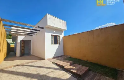 Casa geminada com suíte – 2.500m da praia em bairro em expansão