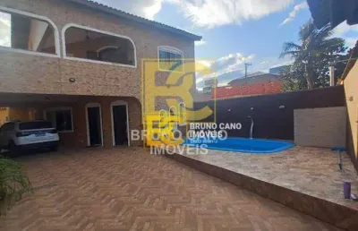 Sobrado com piscina a 40m da praia – 5 dormitórios e área gourmet