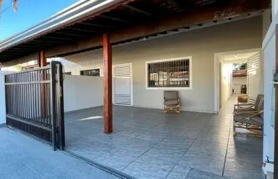 Belíssima casa ampla com área gourmet à 200m do mar
