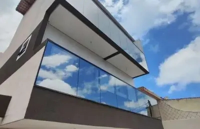 Belíssima casa em condomínio, fino acabamento e à 950m do mar