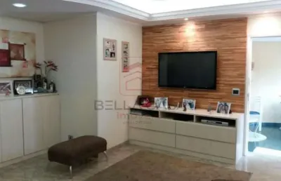 Sobrado a venda com 3 quartos, quintal e 4 vagas de garagem