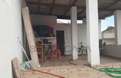 Casa  térrea  3 dormitórios  sala  ampla    2 banheiros   cozinha  quintal  6 vagas  de garagem