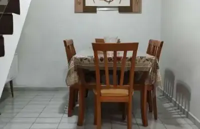 Sobrado de  três dormitórios,  água rasa, duas vagas de garagem.