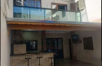 Casa ampla com 5 quartos, 2 salas (sendo uma delas bem grande com mesa de sinuca e pembolim) piscina
