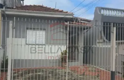 Casa térrea a venda no bairro da mooca com 3 moradias e 2 vagas.